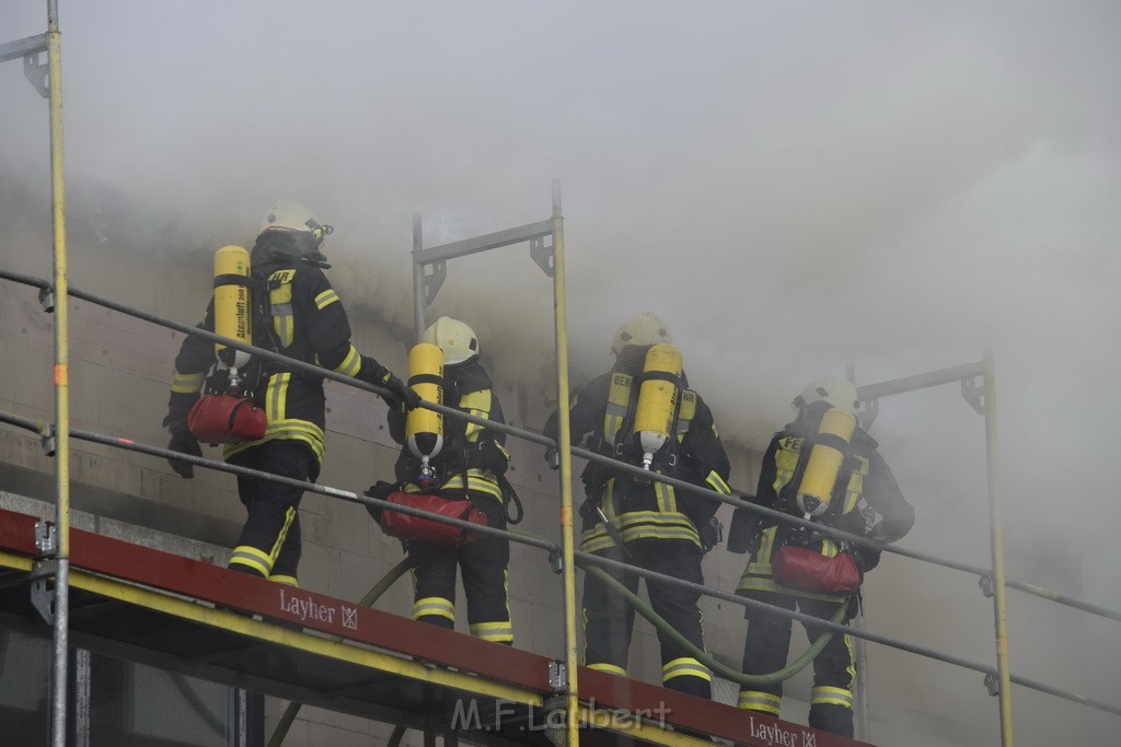 Dachstuhlbrand Koeln Poll Geislarerstr P155.JPG - Miklos Laubert